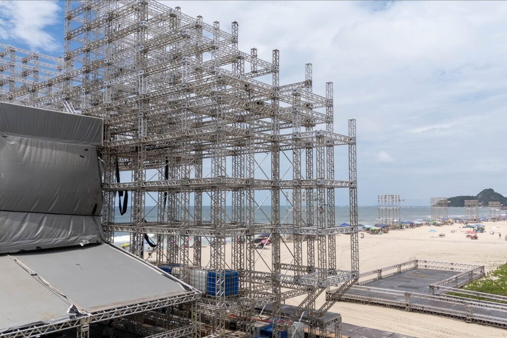 faltam-9-dias-para-os-shows;-palcos-estao-quase-prontos-no-litoral