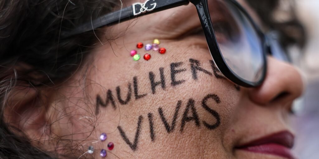 feminicidios-e-mulheres-feridas-por-arma-de-fogo-cresceram-52%-em-2025