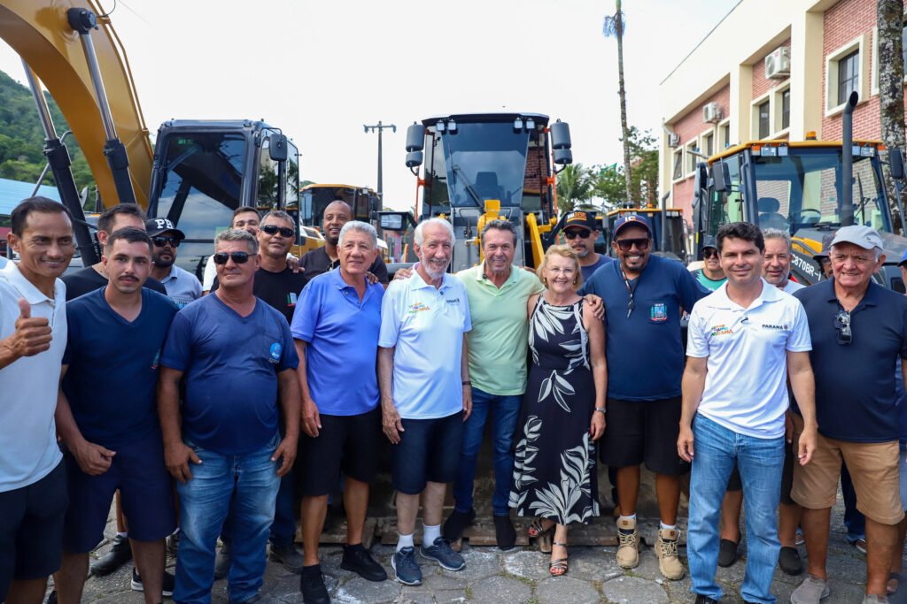 governo-do-estado-entrega-r$-3,7-milhoes-em-maquinas-agricolas-para-matinhos