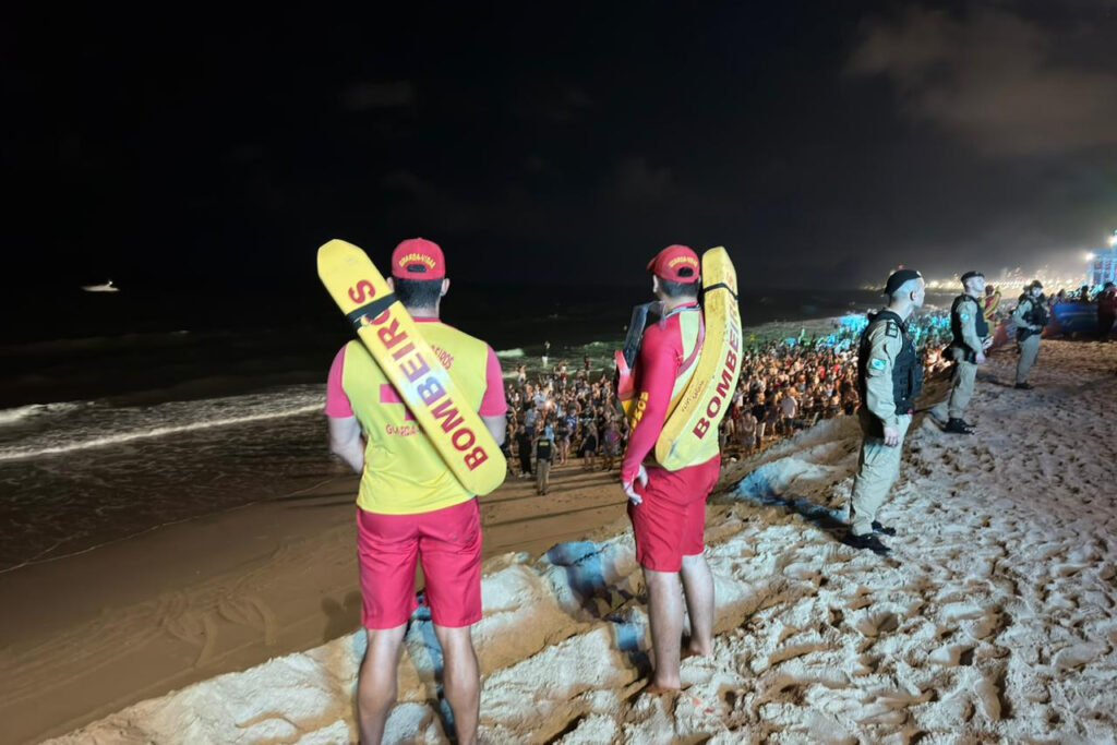 bombeiros-reforcam-atuacao-em-shows-com-motos-aquaticas-e-drone-com-camera-termica