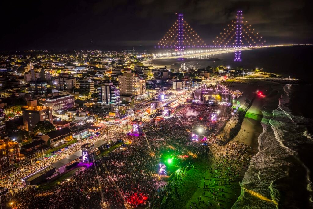 alok-projeta-ponte-de-guaratuba-com-drones-no-show-recorde-de-publico-do-verao-maior-parana