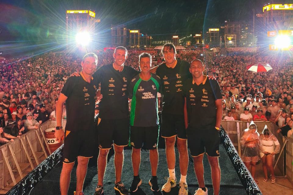 campeoes-olimpicos-do-volei-sao-ovacionados-em-show-do-verao-maior-parana
