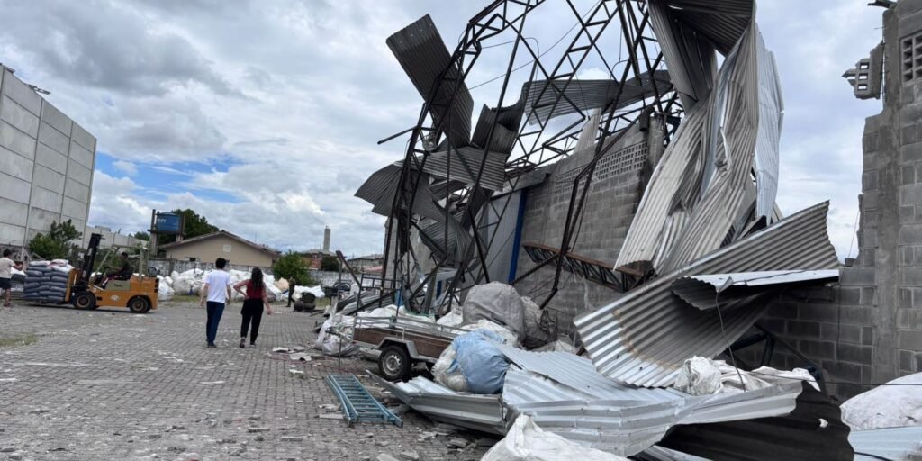 tornado-danificou-350-casas-em-sao-jose-dos-pinhais-(pr)