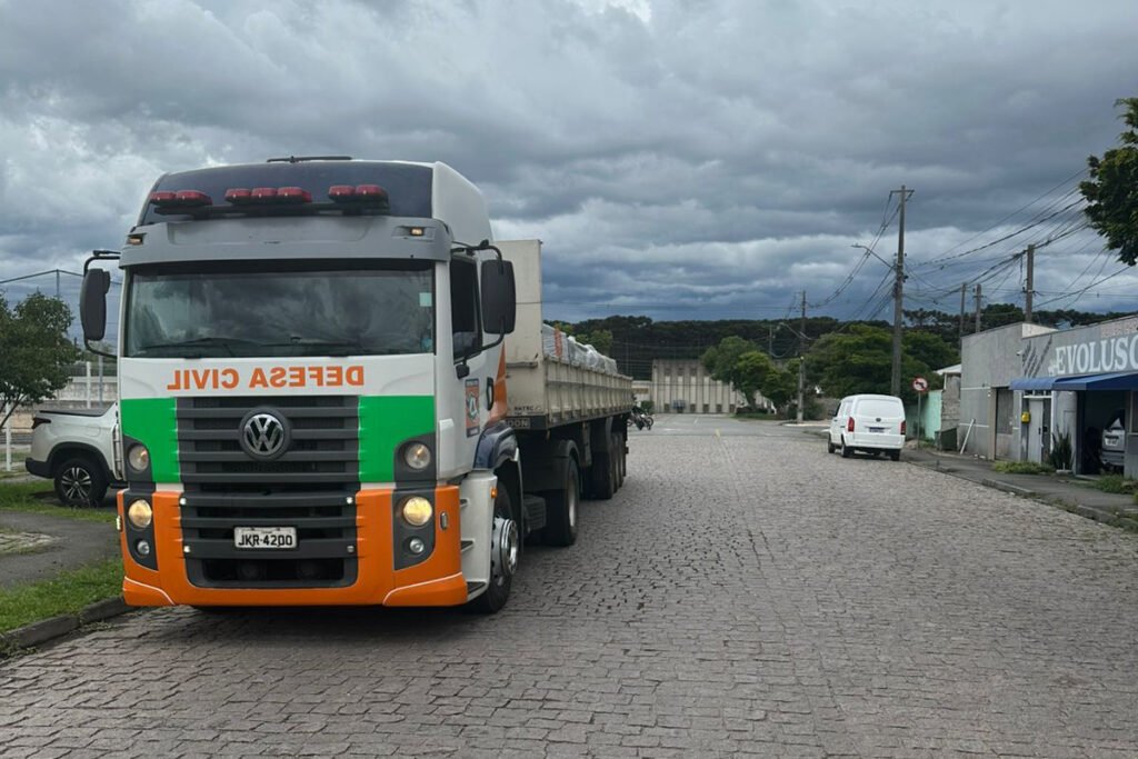 pos-tornado:-defesa-civil-do-estado-envia-mais-2-mil-telhas-para-sao-jose-dos-pinhais