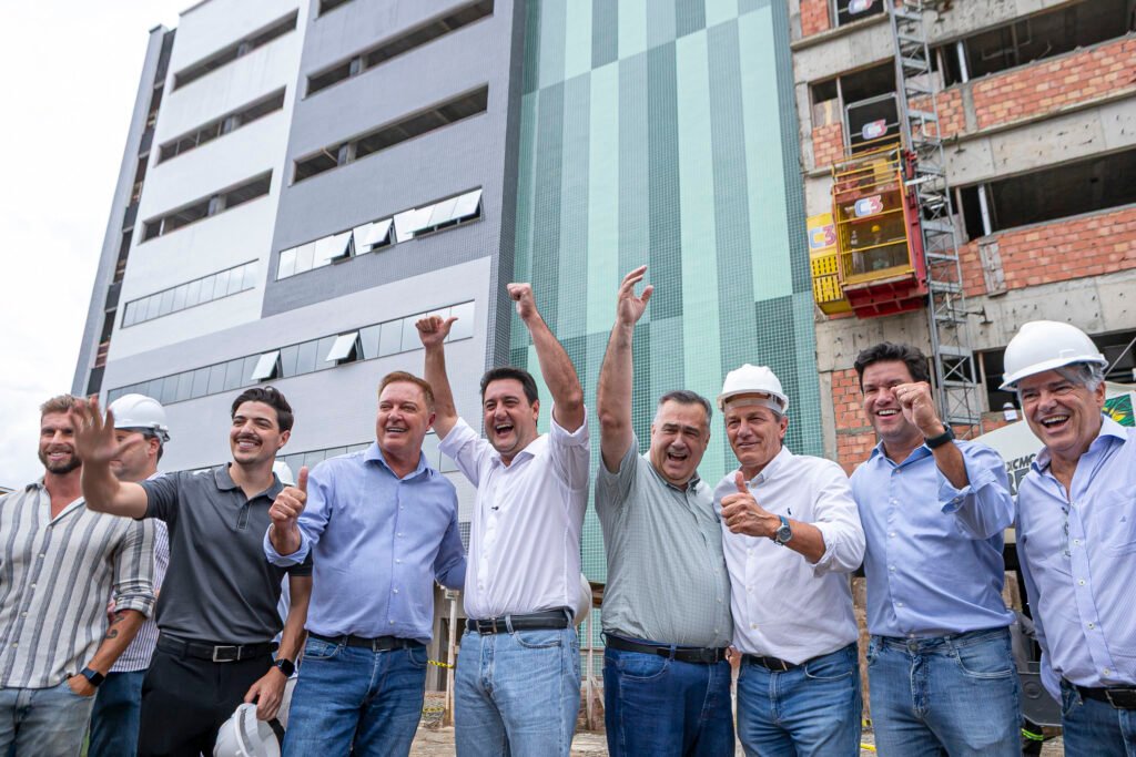 ratinho-junior-vistoria-obras-do-novo-hospital-geral-de-colombo,-na-grande-curitiba