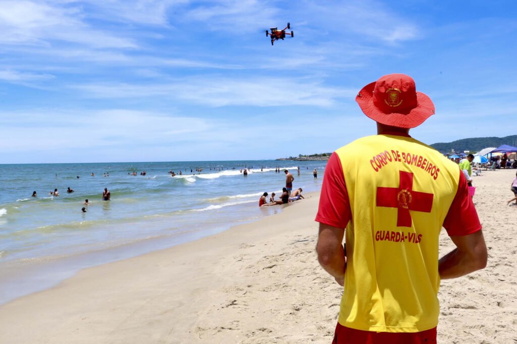 bombeiros-reforcam-prevencao-no-litoral-e-registram-12,6-mil-orientacoes-no-fim-de-semana