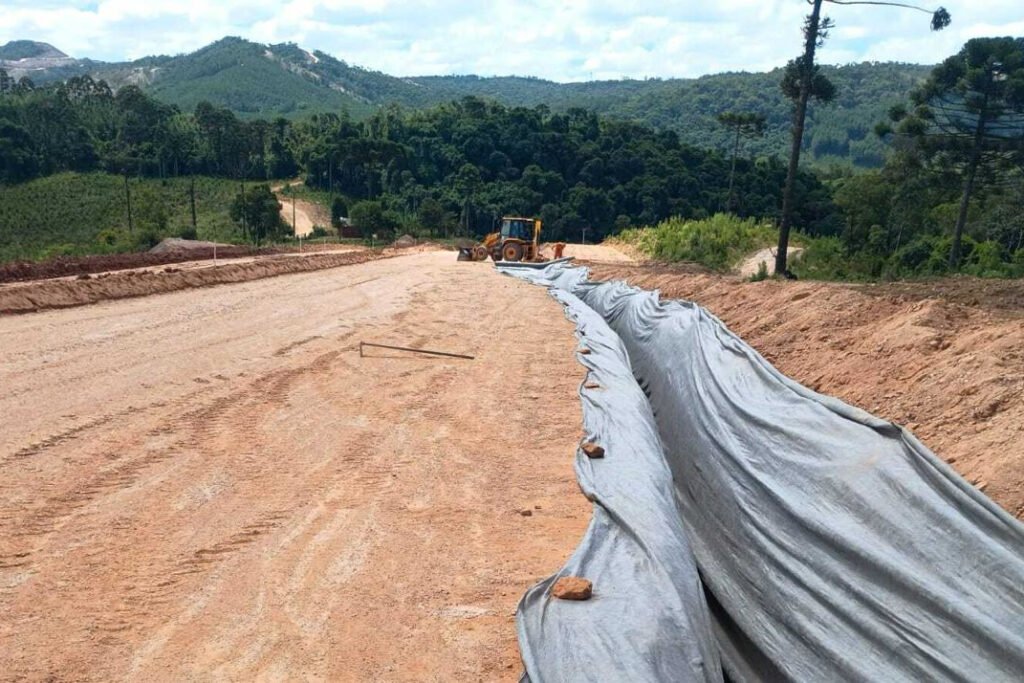 pavimentacao-de-11,9-km-de-rodovia-em-doutor-ulysses-avanca-com-a-terraplenagem