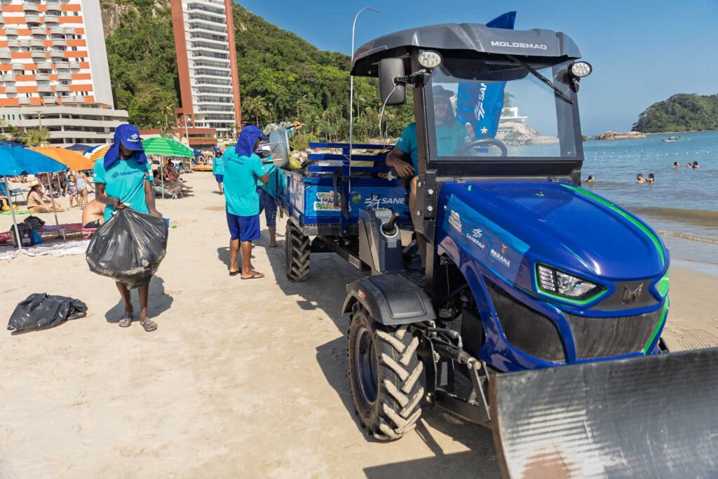 em-pouco-mais-de-um-mes,-sanepar-retira-166-toneladas-de-lixo-das-areias-do-litoral