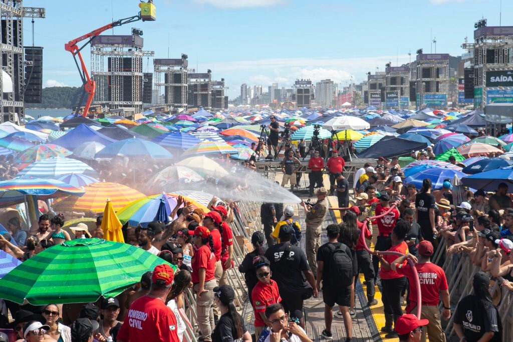 banhos-de-mangueira,-agua-e-ambulancias:-estado-cuida-do-publico-antes-e-durante-shows-no-litoral
