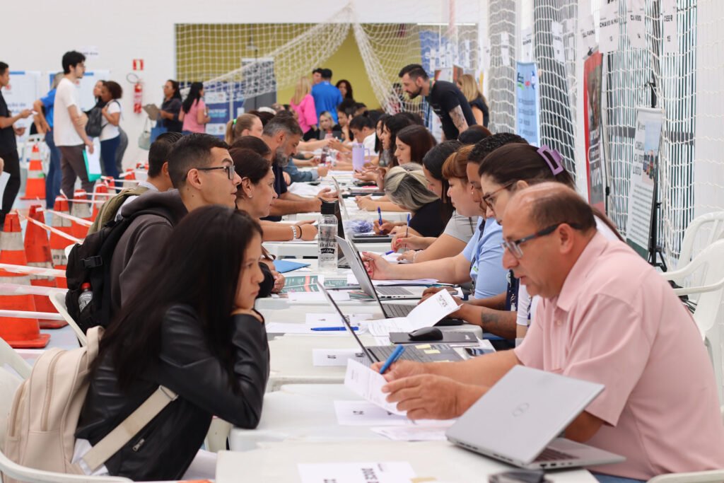 mutirao-emprega-mais-oferece-2-mil-vagas-e-atende-mais-de-mil-pessoas-em-curitiba