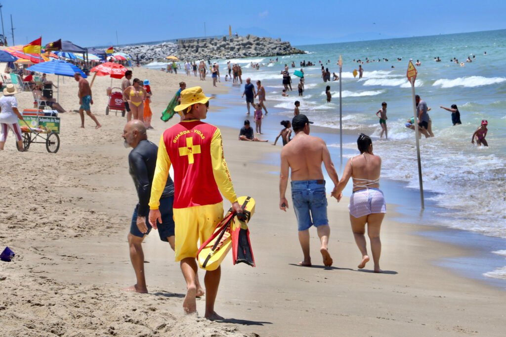 bombeiros-intensificam-acoes-com-distribuicao-de-6-mil-pulseirinhas-nos-ultimos-dias-no-litoral