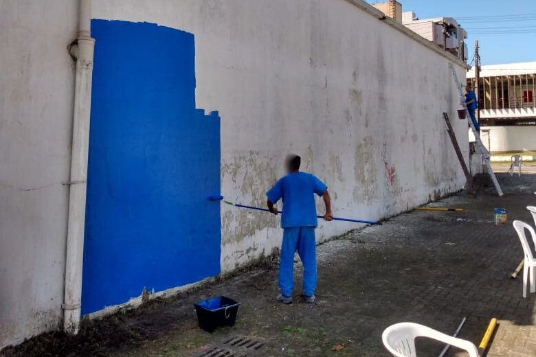 custodiados-do-litoral-atuam-na-limpeza-e-manutencao-de-escolas-e-postos-de-saude