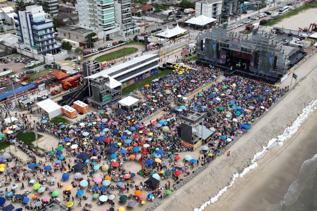 padre-reginaldo-manzotti-reune-38-mil-pessoas-no-ultimo-domingo-do-verao-maior-parana