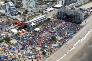 padre-reginaldo-manzotti-reune-38-mil-pessoas-no-ultimo-domingo-do-verao-maior-parana