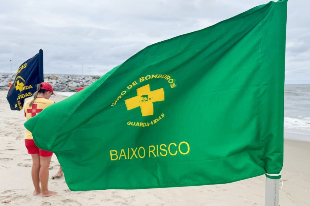 bombeiros-alertam-banhistas-para-atencao-as-bandeiras-de-areas-seguras-ao-entrar-no-mar