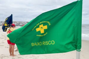 bombeiros-alertam-banhistas-para-atencao-as-bandeiras-de-areas-seguras-ao-entrar-no-mar