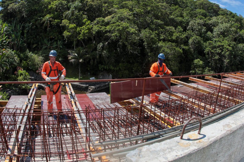 obras-da-ponte-de-guaratuba-continuam-24-horas-por-dia-durante-o-carnaval