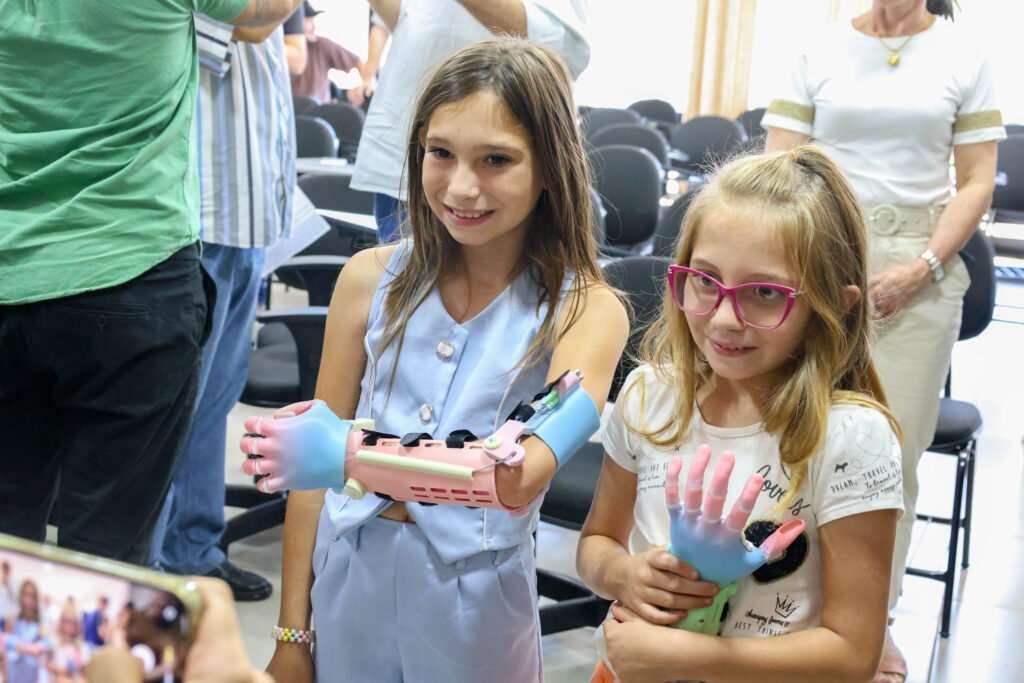 menina-conhece-impressora-3d-da-carreta-da-inovacao-e-recebe-protese-de-mao-do-estado