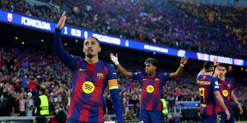 raphinha-marca-dois-em-goleada-do-barcelona-na-liga-dos-campeoes