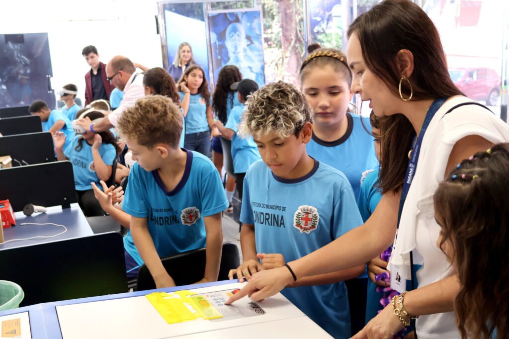 carreta-da-inovacao-leva-novidades-a-londrina;-projeto-soma-100-paradas-no-parana