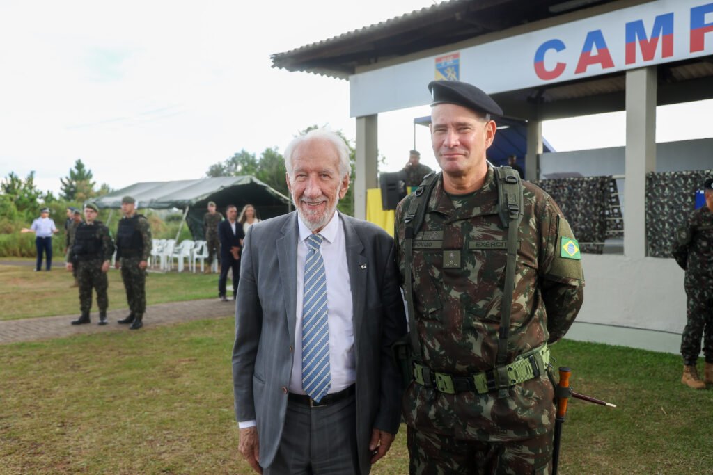 darci-piana-participa-da-troca-de-comando-da-5a-divisao-de-exercito,-em-curitiba