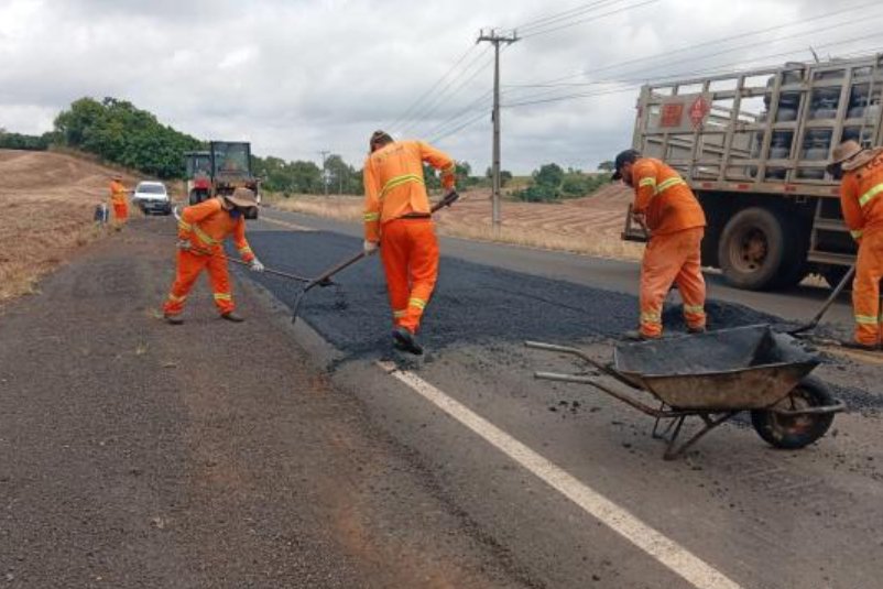 der/pr-executa-servicos-de-conservacao-do-pavimento-em-rodovia-de-sao-joao-do-ivai