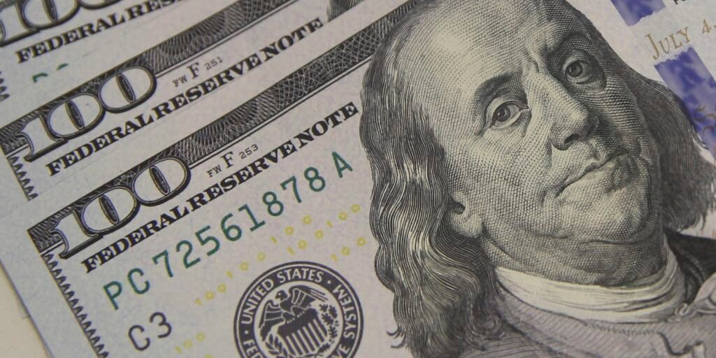dolar-cai-para-r$-5,01,-e-bolsa-renova-recorde-com-ajuda-do-exterior