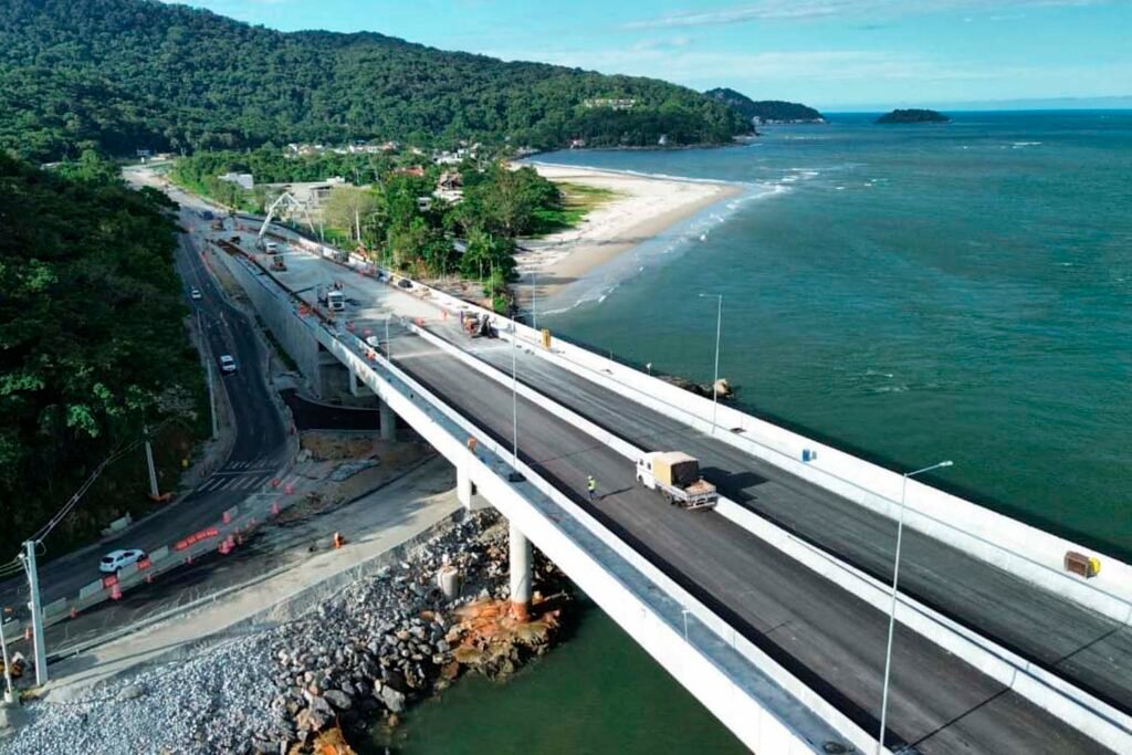 ponte-de-guaratuba:-instalacao-do-asfalto-avanca-no-acesso-de-matinhos