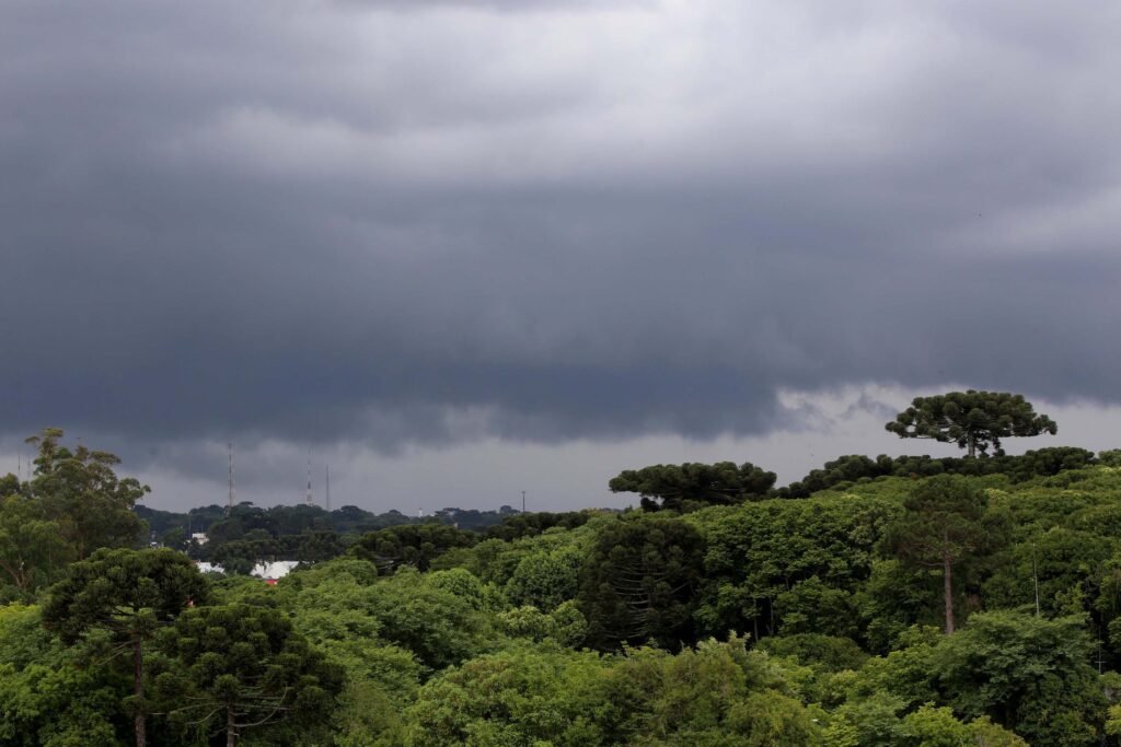 chuva-chega-ao-oeste,-sudoeste-e-centro-sul-do-parana-e-amplitude-termica-e-destaque