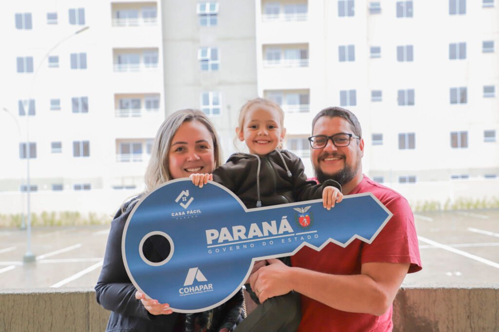 com-recursos-do-estado,-208-familias-recebem-apartamentos-em-residencial-em-curitiba
