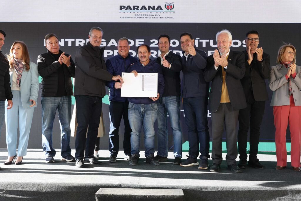 governador-entrega-titulos-de-propriedade-a-260-familias-dos-campos-gerais-e-da-rmc