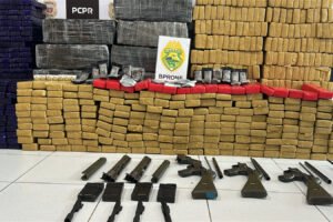 pmpr-apreende-mais-de-660-quilos-de-maconha-e-pecas-de-fuzis-na-regiao-metropolitana-de-curitiba