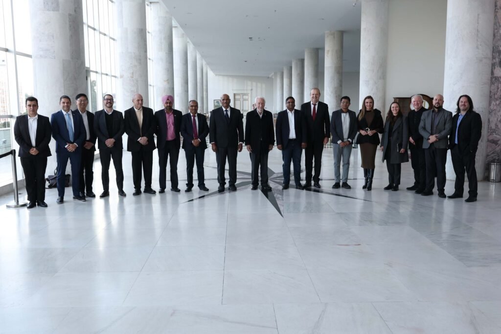 vice-governador-recebe-comitiva-da-india-para-debater-instalacao-de-supercomputadores-no-parana