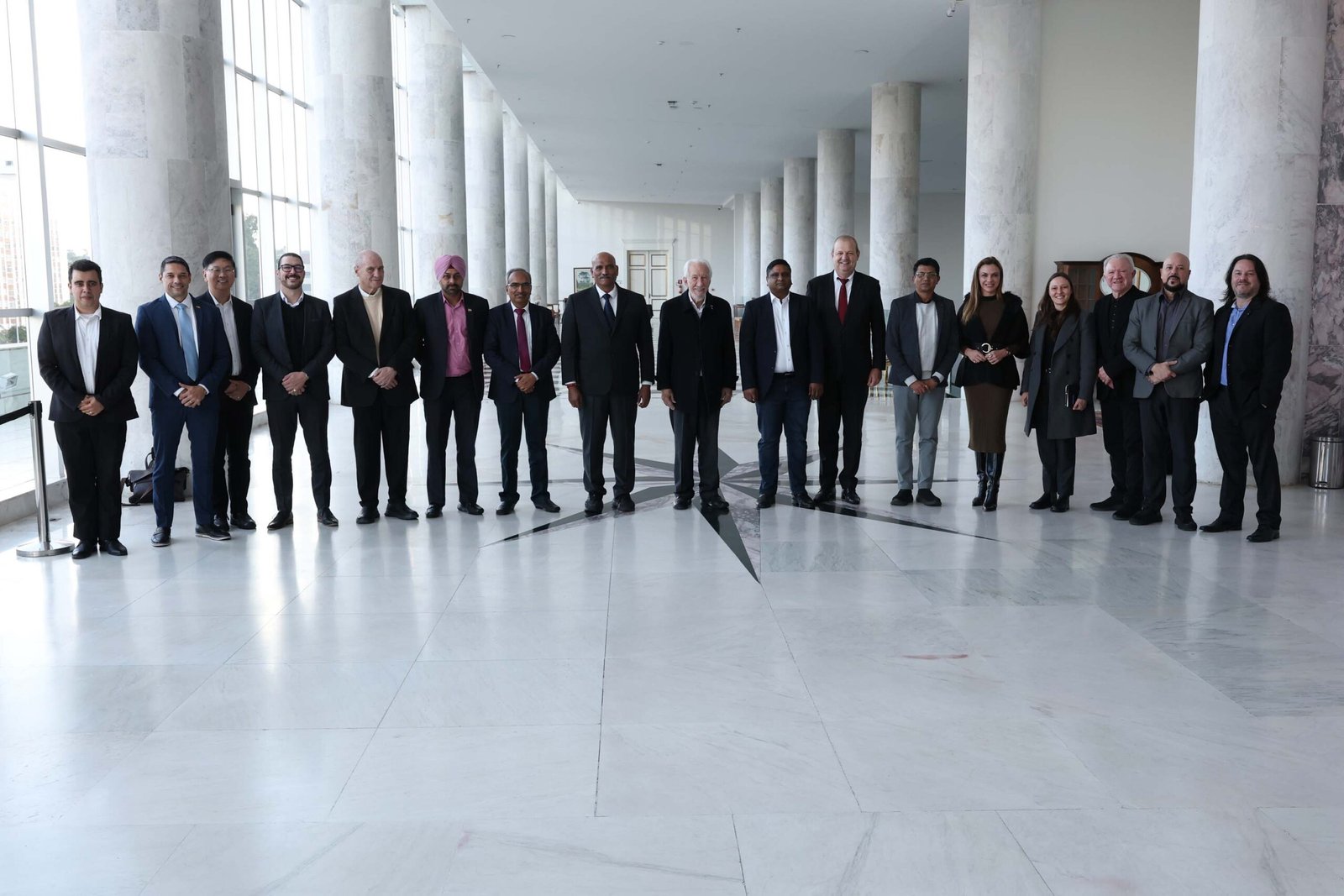 vice-governador-recebe-comitiva-da-india-para-debater-instalacao-de-supercomputadores-no-parana