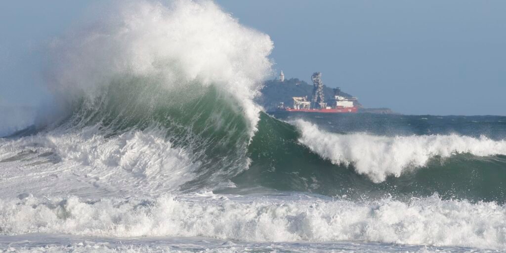 ressaca-atinge-litoral-do-rio-e-pode-ter-ondas-de-ate-2,5-metros