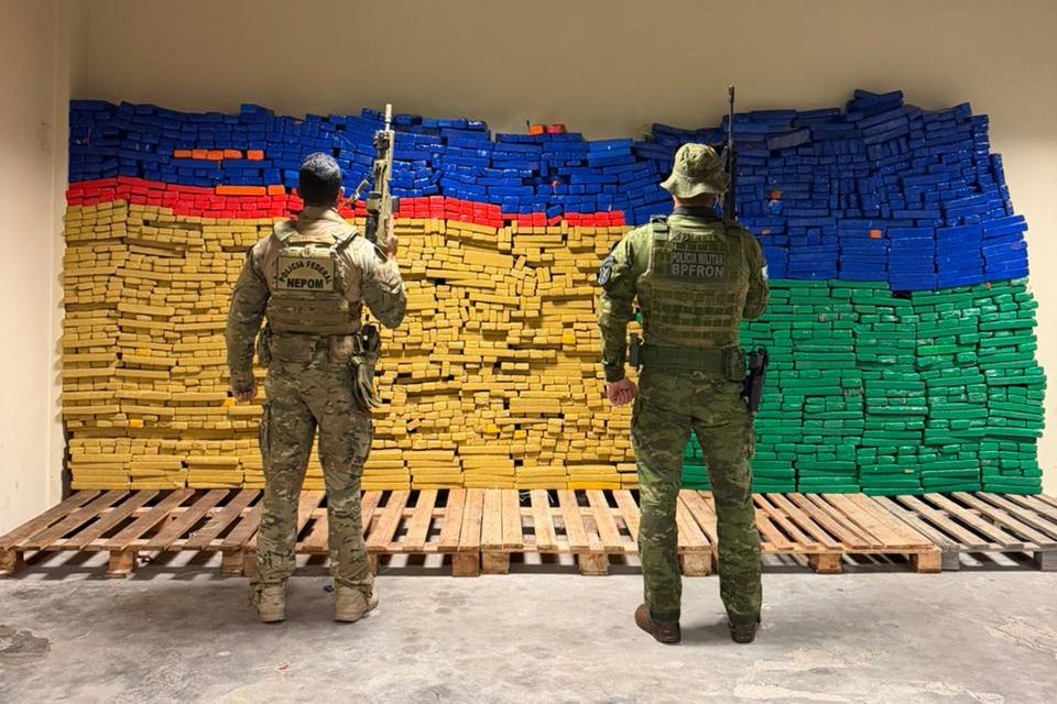 acoes-integradas-da-pmpr-e-policia-federal-apreendem-2,7-toneladas-de-maconha