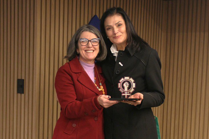 gerente-de-recursos-hidricos-da-sanepar-vence-premio-mulher-inspiracao-2026-do-senge-pr