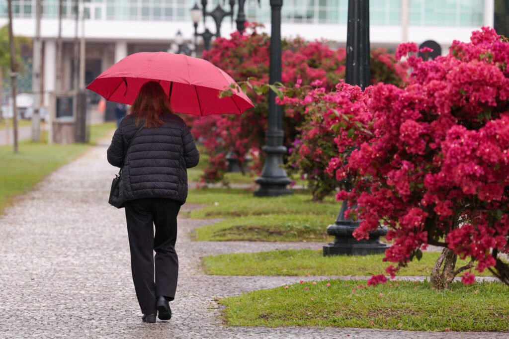 parana-tera-fim-de-semana-cinzento-com-risco-de-tempestades,-preve-simepar