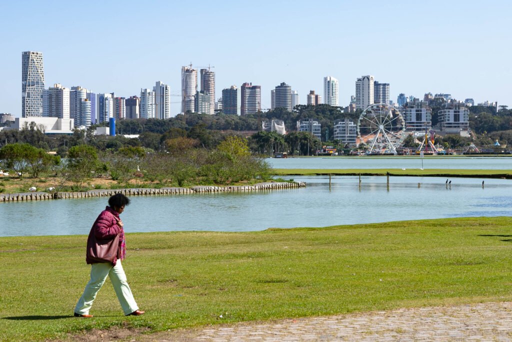 fim-de-semana-tera-tregua-na-chuva,-mas-queda-de-temperatura-no-parana