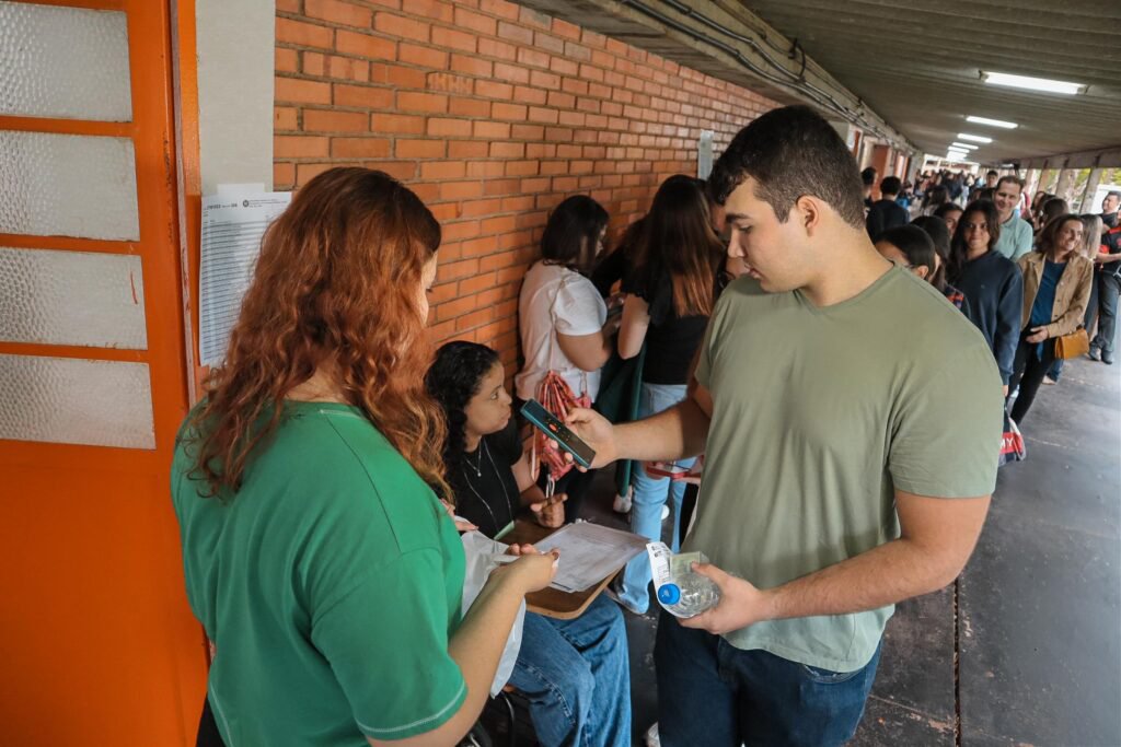 com-18,4-mil-inscritos,-vestibular-2027-da-uel-acontece-no-fim-de-semana