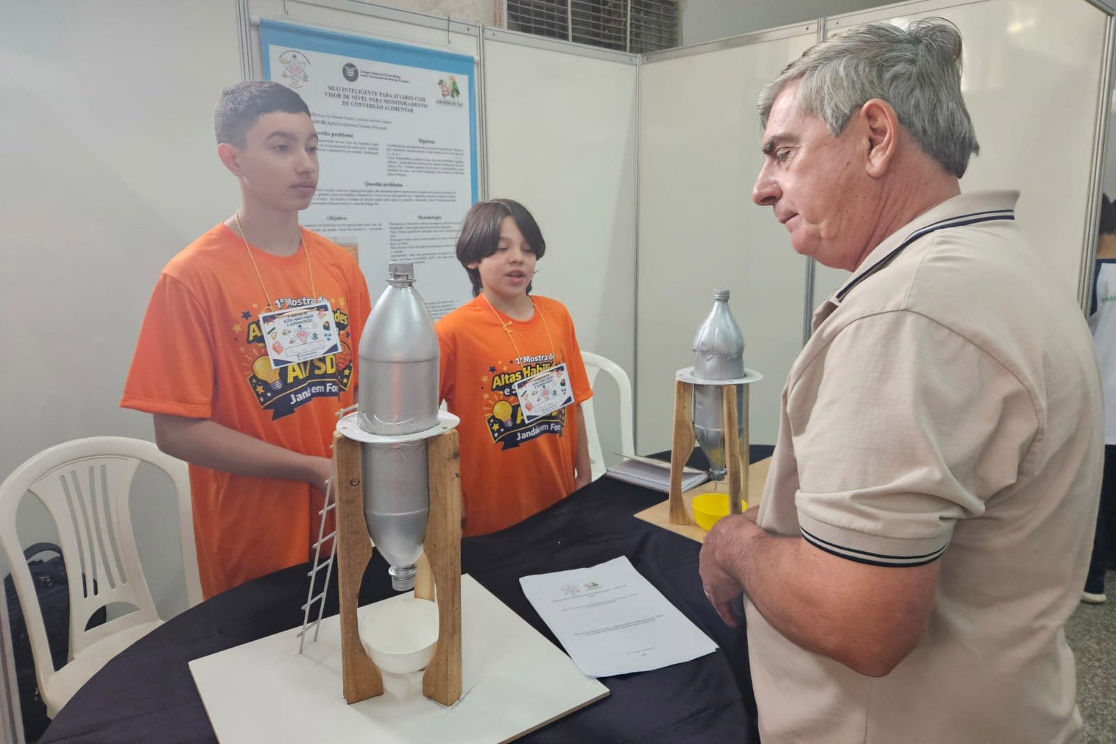 alunos-de-apucarana-criam-prototipo-de-silo-para-melhorar-seguranca-em-aviarios