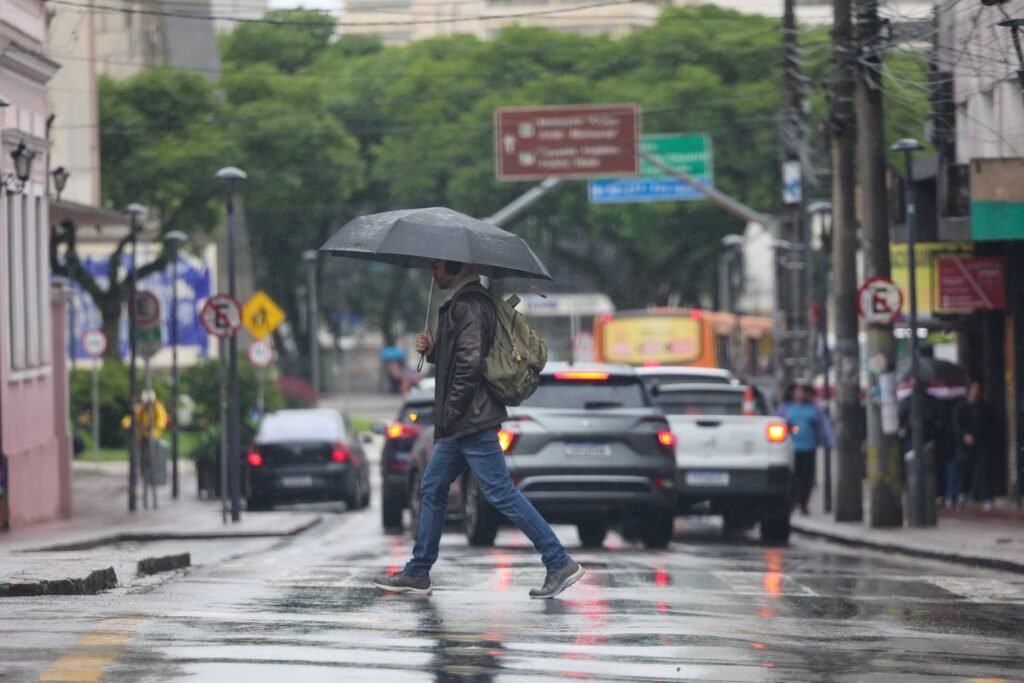 massa-de-ar-polar-perde-forca-e-chuvas-voltam-ao-parana-quarta-feira,-preve-o-simepar