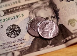 dolar-cai-para-r$-5,50-com-maior-chance-de-corte-de-juros-nos-eua