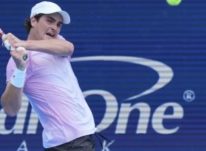 joao-fonseca-vence-estreia-contra-servio-e-vai-a-2a-rodada-do-us-open
