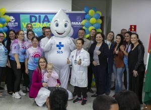 dia-d-de-multivacinacao-mobiliza-10-mil-profissionais-em-1370-salas-de-aplicacao-pelo-parana