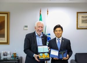 piana-recebe-consul-geral-da-coreia-do-sul-para-tratar-da-instalacao-da-lg-no-parana