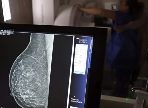 outubro-rosa:-como-receber-o-auxilio-doenca-em-tratamento-de-cancer