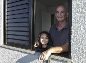 “agora-e-meu”:-idoso-celebra-primeira-casa-propria-com-ajuda-do-programa-casa-facil-parana-terceira-idade