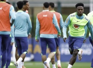 vinicius-junior-diz-que-selecao-evolui-sob-comando-de-carlo-ancelotti