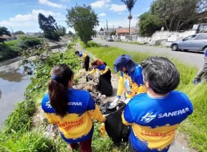 iguacu-vivo:-voluntarios-retiram-lixo-e-entulho-das-margens-do-maior-rio-do-parana